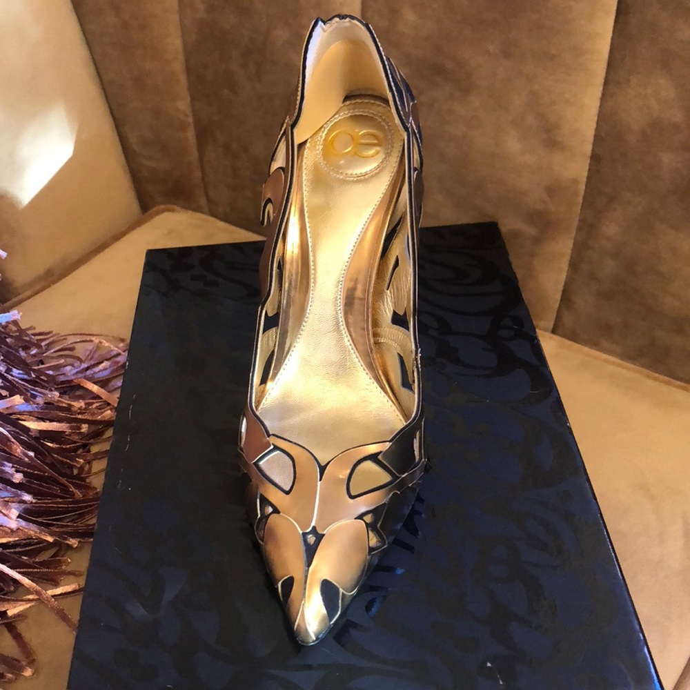 aennis eunis pumps
